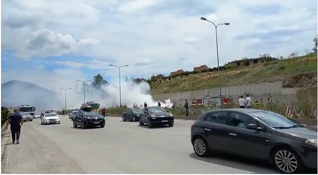 E fundit/ Shpërthen në ecje makina në Sauk, lëndohet shoferi