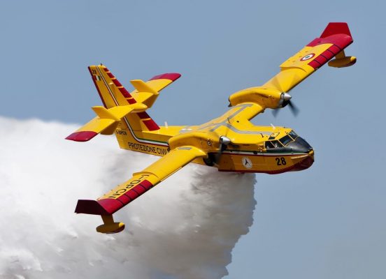 Zjarri në ishullin e Sazanit/ Greqia i vjen në ndihmë Shqipërisë, sjell avionin