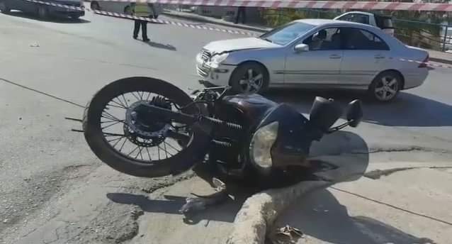 Aksident në qytetin e Laçit/ Plagoset rëndë drejtuesi i motoçikletës