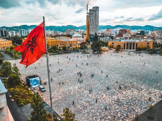 “Kryeqyteti shqiptar është një perlë”/ Tirana ndër 12 destinacionet e preferuar të verës
