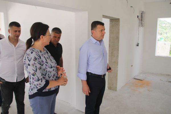 Balla inspekton rikonstruksionin e Qendrës Shëndetësore në Ruzhdie: I shërben mbi 3000 banorëve të zonës