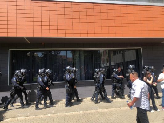 Përplasje në dyert e Kuvendit të Kosovës/ Veteranët protestojnë kundër vendimit të qeverisë