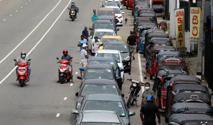 Shri Lanka ndalon shitjen e karburanteve për makinat private