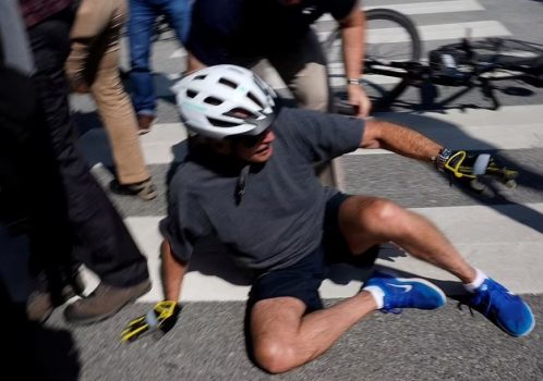 Video-Presidenti Biden rrëzohet nga biçikleta