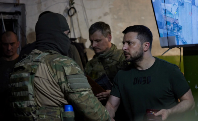 Zelenskiy viziton vijën e frontit në jug të Ukrainës