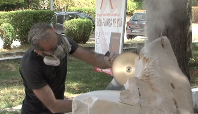 Skulptorët “pasurojnë” Korçën/ Artistë nga 5 vende do krijojnë vepra për parkun e qytetit