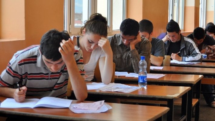 Maturantët bëhen gati për provimet/ Nxënësit në testim, pas periudhës së vështirë të tërmetit dhe të pandemisë