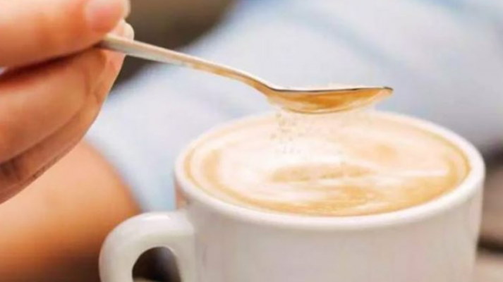 A është i dëmshëm sheqeri në kafe?