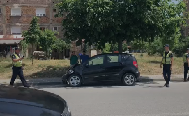 Përplasen dy makina në Korçë/ Plagoset një fëmijë