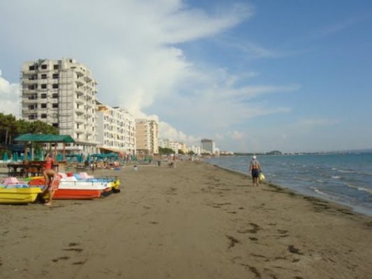 Më pak plazhe publik në Vlorë/ Pushuesit: Çmimet në hapsirat private janë rritur