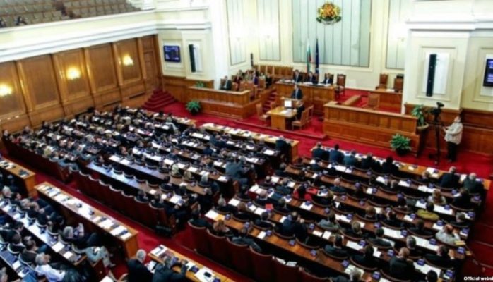 Rrëzohet qeveria në Bullgari/ Dy aleatët përplasen për veton ndaj Shkupit dhe korrupsionin