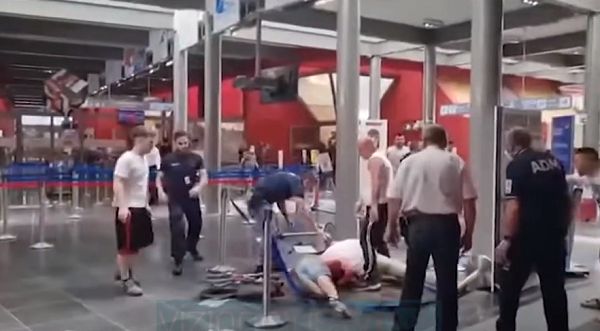 VIDEO/ Përleshje fizike mes shqiptarëve në aeroportin e Perugia-s në Itali