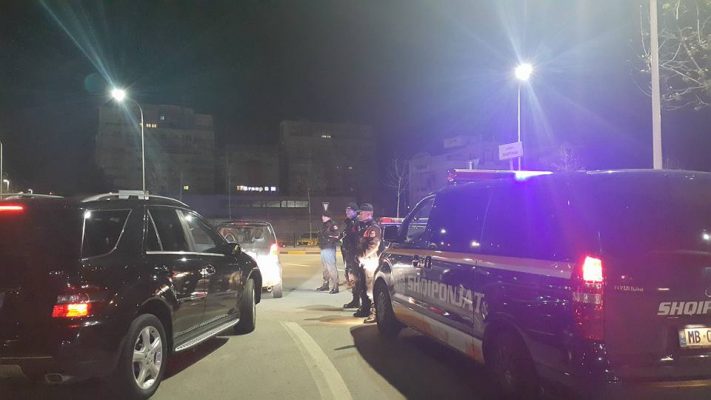 E rëndë në Durrës/ Policia i bëri postbllok, makina merr përpara 2 policët