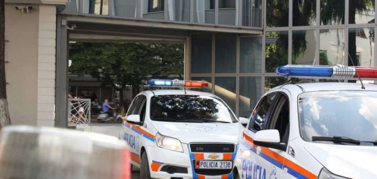 Mashtronte qytetarët për dokumentet kundrejt parave/ Arrestohet 30-vjeçarja në Tiranë