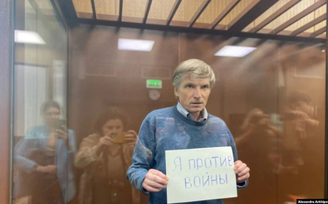 Burg për ligjvënësin rus pasi kundërshtoi pushtimin në Ukrainë