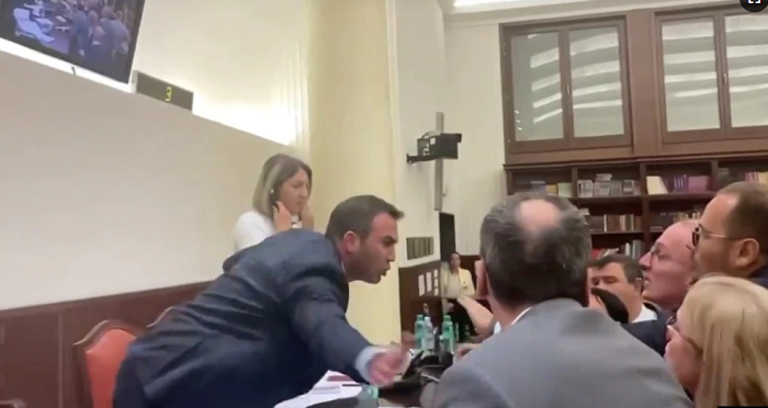 Përplasje fizike në Kuvendin e Maqedonisë së Veriut, protagonist ish-ministri shqiptarë