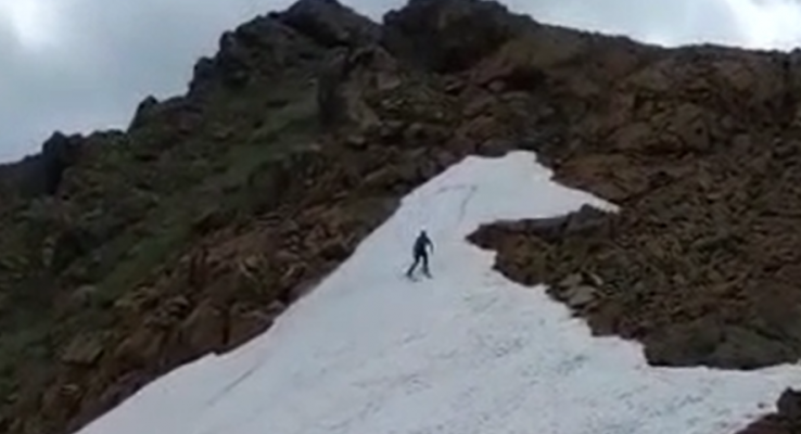 Video-Ski në verë dhe plazh në deborë/ Ish kampioni i njohur ngjit 2300 metra lartësi
