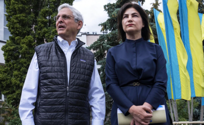 Prokurori i Përgjithshëm i SHBA-së viziton Ukrainën, mbështet hetimin e krimeve të luftës
