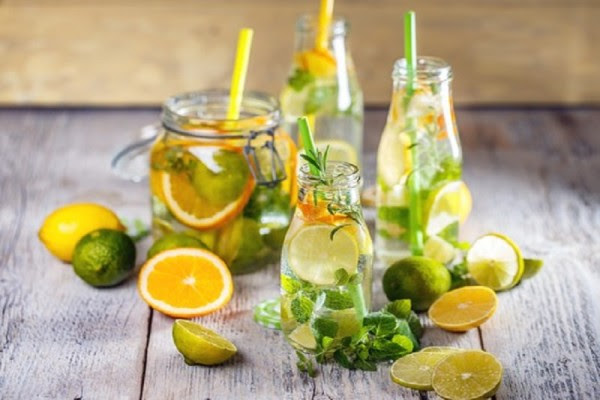 ​Sa është i shëndetshëm uji me limon?