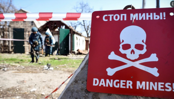 Ekspertët në Ukrainë pastrojnë minat në zonat e banuara