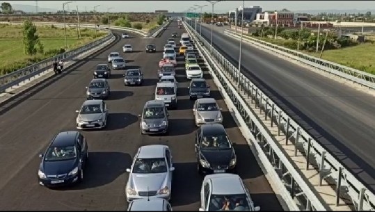 Trafik i rënduar në Milot- Shëngjin/ Mijëra automjete drejt plazheve, bllokohet qarkullimi