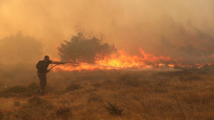 Luftë me flakët në Athinë; zjarret shkrumbojnë shtëpi dhe pyje