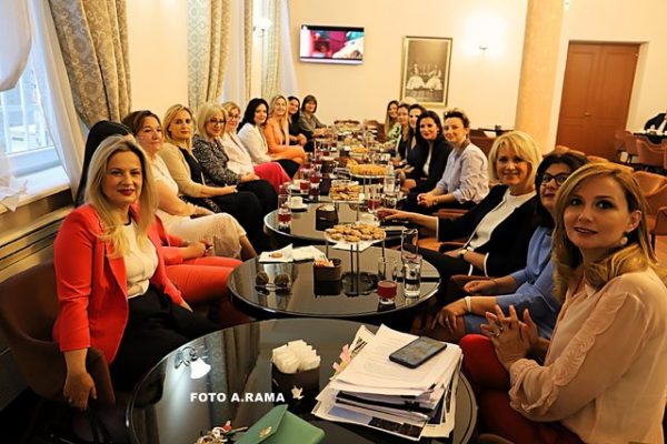 Pas përplasjeve në Kuvend/ Deputetet e mazhorancës dhe opozitës bashkohen për kafe (Foto)