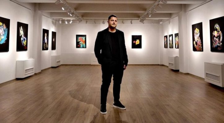Fotot/ Parisi ‘flet’ shqip. Amarildo Ruçi, artisti i parë shqiptar që ekspozon veprat e tij në muzeun e Luvrit