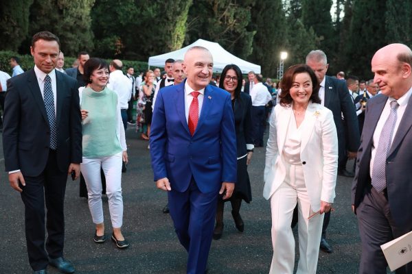 Ceremonia e 100-vjetorit të marrëdhënieve SHBA- Shqipëri/ Ambasadorja Kim bën bashkë politikën shqiptare