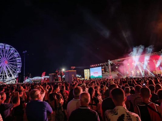 Maratona “Këngë Moj” në Vlorë; artistët ndezin atmosferën në qytetin bregdetar