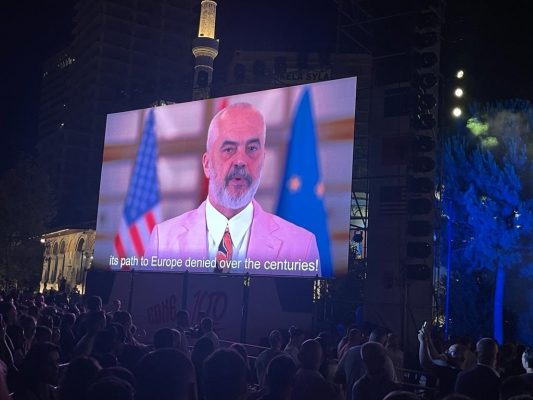 Rama mesazh shqiptarëve në koncertin festiv: Ndjehuni krenarë për Shqipërine dhe për flamurin më të bukur në botë