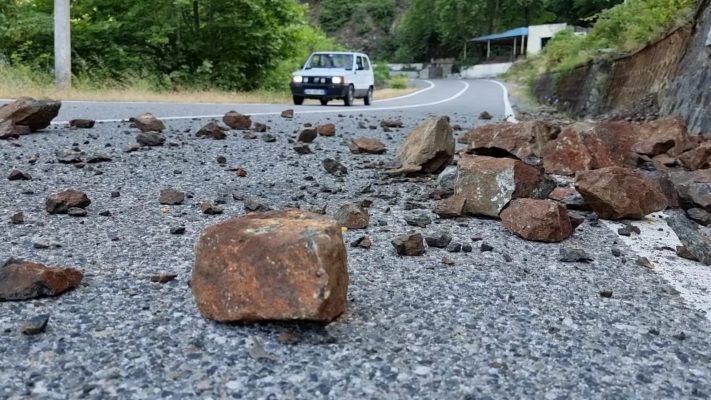 Kujdes në Shkopet; rënie gurësh në aksin Skuraj-Ulëz
