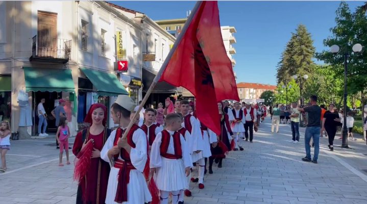 Sazet “ndezin” Devollin/  Dhjetë grupe nga vendi dhe një nga Kosova, pjesë e festivalit folklorik
