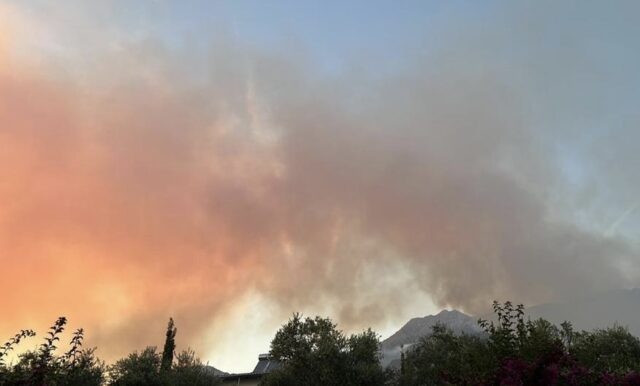 Zjarri djeg malin e Çikes/ Flakët janë përhapur në një terren shumë të thepisur