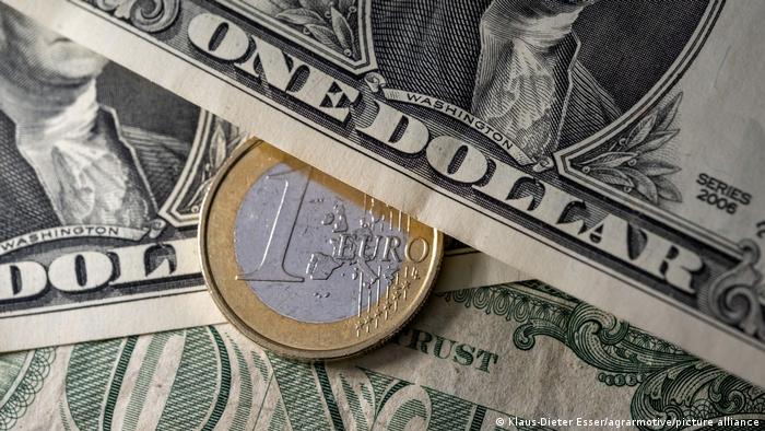 Euro bie në nivele historike, drejt barazimit me dollarin