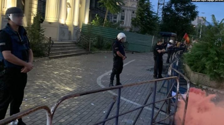 Dita e katërt e protestave kundër propozimit francez, thyhen xhamat e ministrisë së Jashtme në Shkup