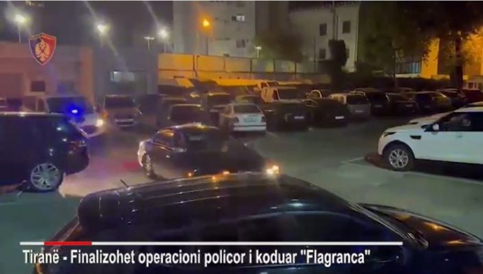 “Flagranca”/ Policia e Tiranës ndalon të rinjtë, arsenal armësh, dylbi e kanabis në automjetin e tyre