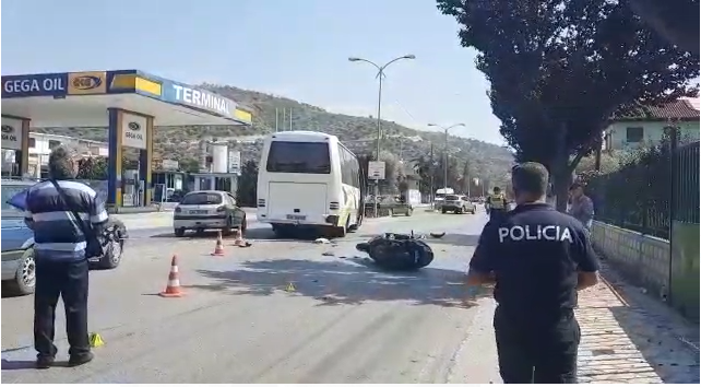 Aksident në Berat/ Përplasen një autobuz dhe një motorr, drejtuesi ‘fluturon’ disa metra në ajër