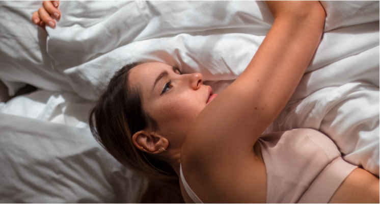 Pozicioni ideal i gjumit gjatë menstruacioneve