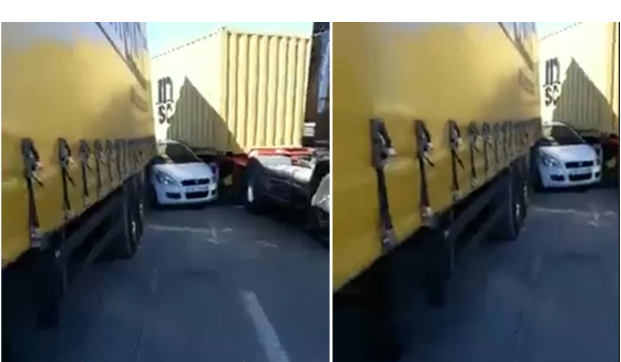 Aksident i frikshëm në Durrës- Tiranë/ Makina ngec mes kamionëve, shpëton shoferi