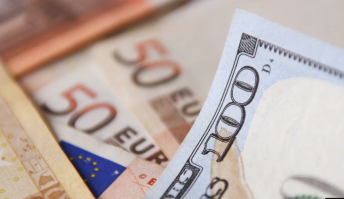 Pasojat e barazimit të euros me dollarin