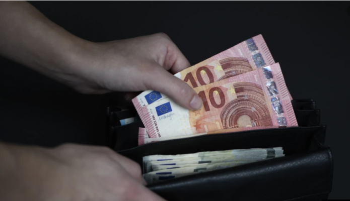 Vlera e euros më e ulët se e dollarit për herë të parë në 20 vjet