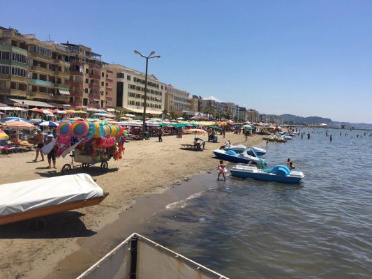 Vjeshta i gjen plazhet plotë/ Operatorët turistikë në Durrës: Prenotimet vijojnë deri në tetor