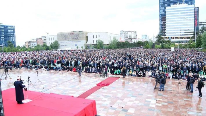 Mijëra besimtarë falin Namazin e Kurban Bajramit në sheshin “Skënderbej”