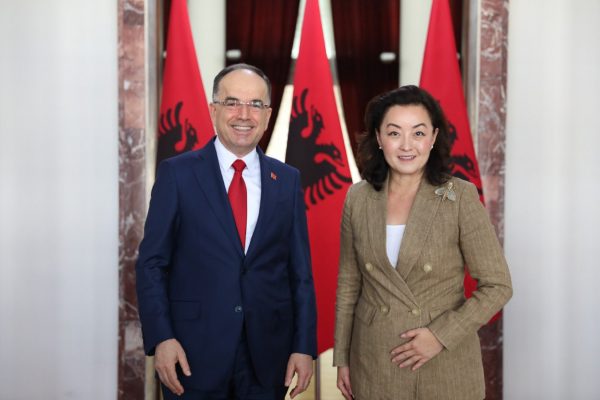 Takimi i parë si President/ Begaj poston foto me Yuri Kim: Partneriteti i SHBA dhe Shqipërisë, shumë i çmuar