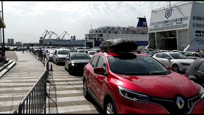 Rritet ndjeshëm fluksi i udhëtarëve përmes portit të Durrësit