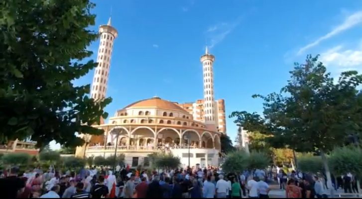 Kurban Bajrami/ Besimtarët mbushin xhamitë në Fier dhe Lushnjë