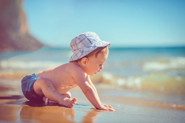 Çfarë moshe mund të lahet një fëmijë në det sipas mjekëve