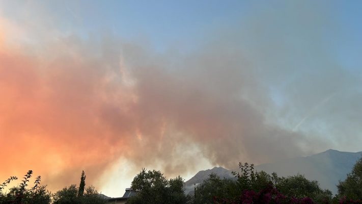 Vijon zjarri në malin e Çikës/ Tymi largon pushuesit nga plazhi