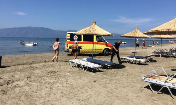 Pushuesit i bie infarkt në breg të detit në Vlorë